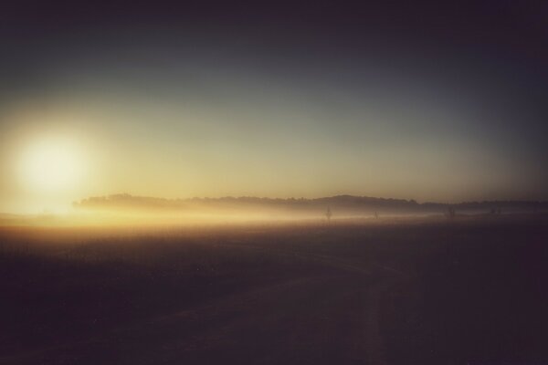 Atardecer en un campo de niebla