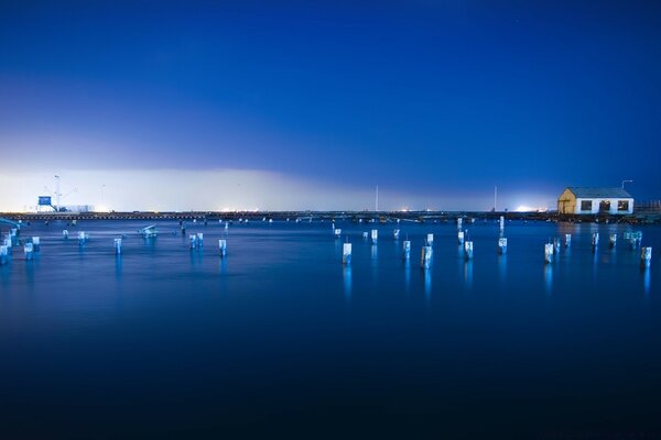 Plan d eau bleu-bleu avec ciel nocturne