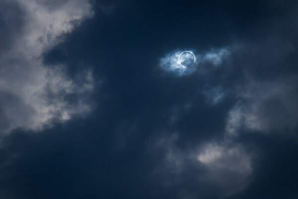 Eclipse solar em nuvens cinzentas