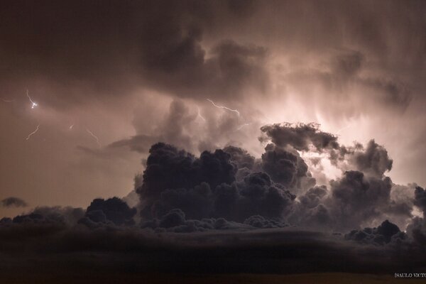 Terribile tempesta al tramonto sulla città