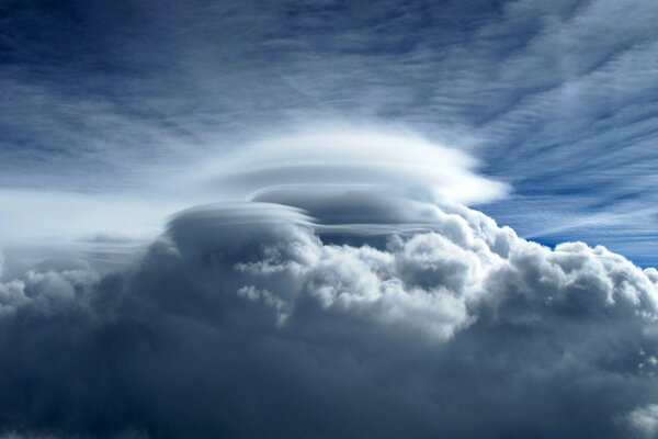 Cumulus-Wolken haben Regen angesammelt