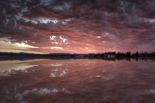 Roter Sonnenuntergang über dem großen Wasser