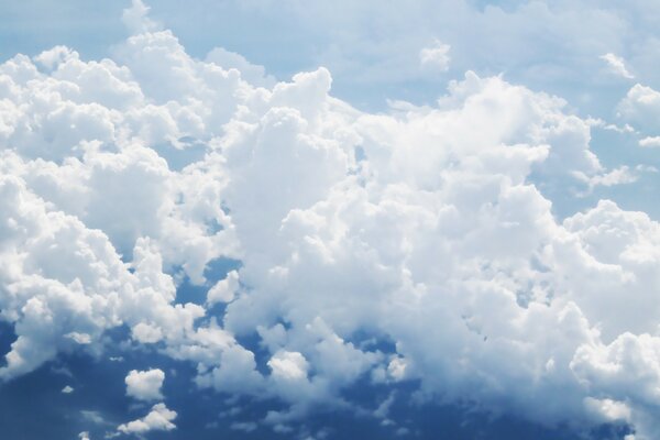 Nuages blancs vers le bas vue de dessus