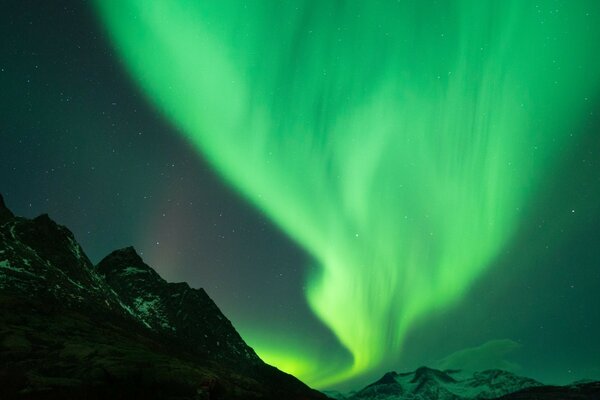 En el cielo, los colores verdes son visibles