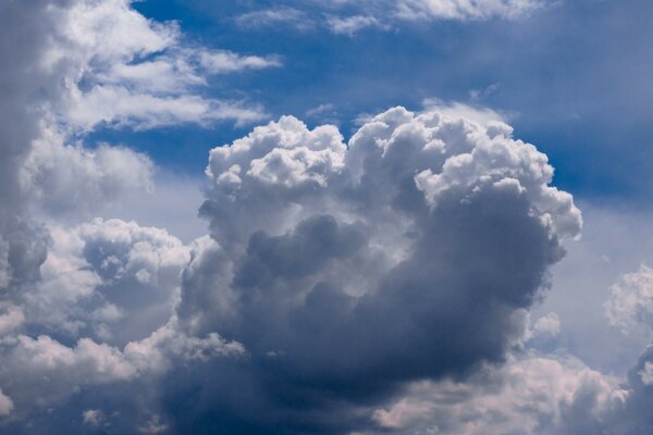 Luz a través de las nubes en el cielo