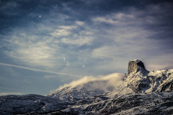 Paisagem do céu e da montanha na neve