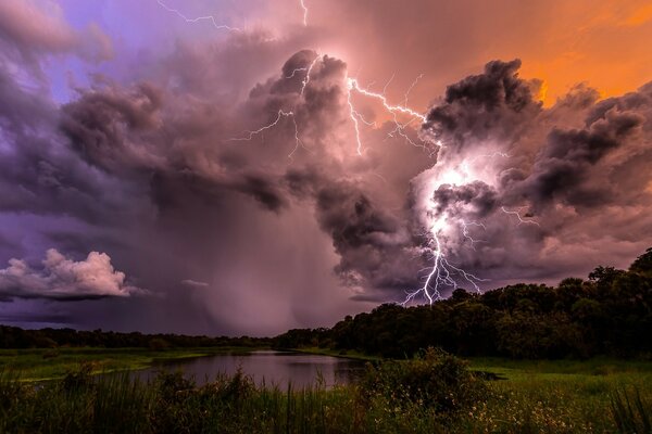 Gewitterwolken am See im Wald