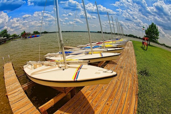 Ein kleiner Pier mit Booten und einer grasbewachsenen Küste