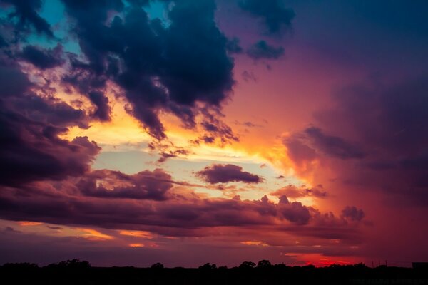 No céu à noite pôr do sol