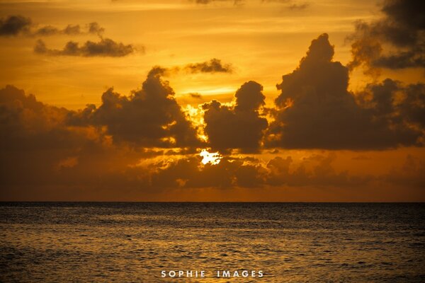 Belo pôr do sol laranja do mar