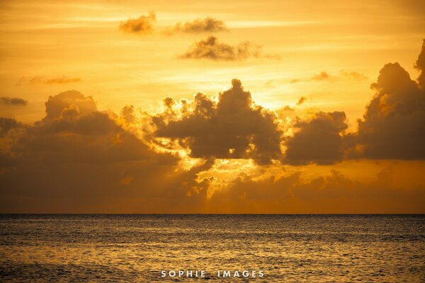 El agua ordena el sol en el cielo