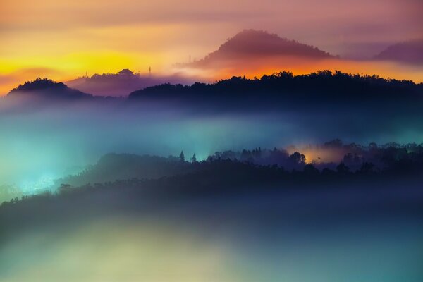 Coucher de soleil haut dans les montagnes