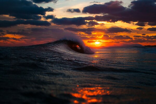 Onda su sfondo tramonto rosso