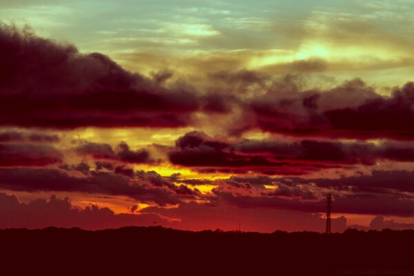 Tramonto rosso tra le nuvole spesse