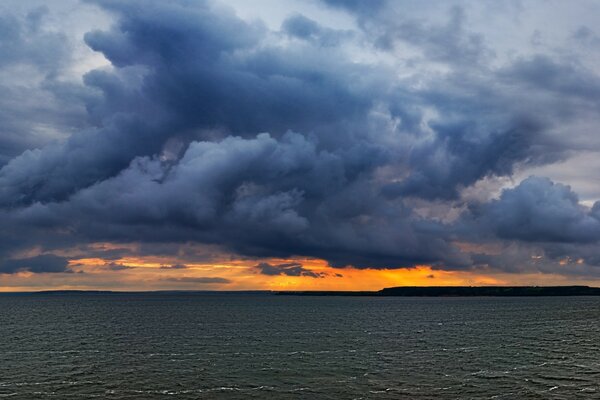 Paysage de coucher de soleil sur la mer calme