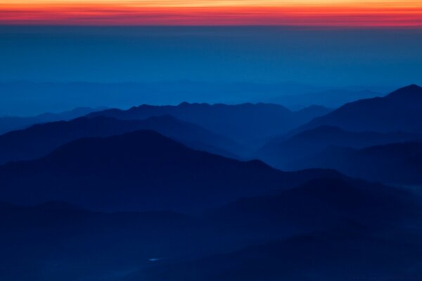 Montagne minimaliste e cielo cupo