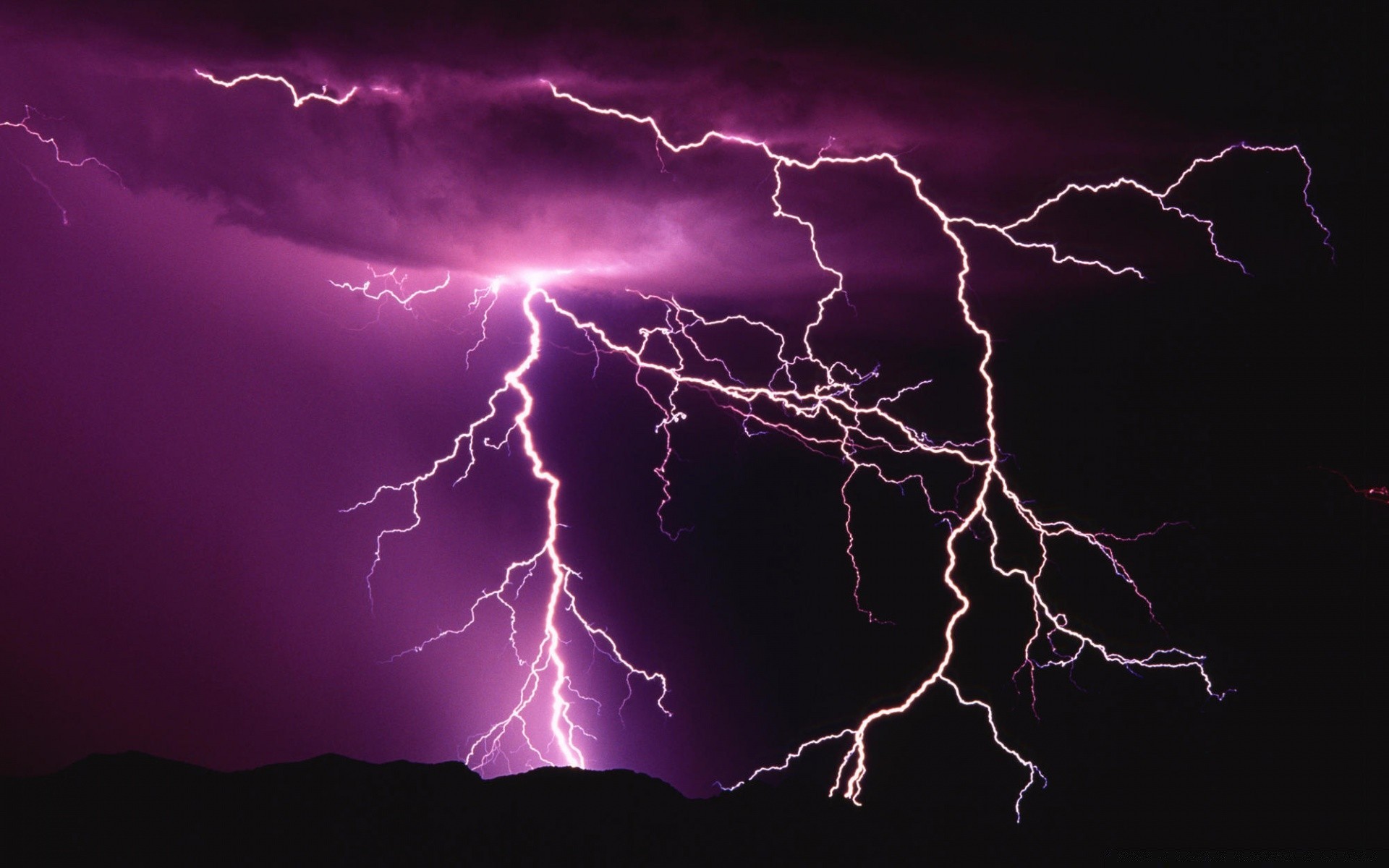 cielo fulmine fulmine temporale tuono tempesta scuro impatto pioggia pericolo disastro flash abbagliamento ronzio scarico statico alleggerimento uragano drammatico tempo