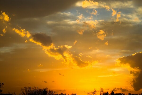 Coucher de soleil après la pluie récente