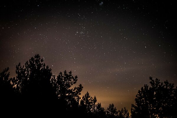 Astronomia ciemne niebo z Księżycem