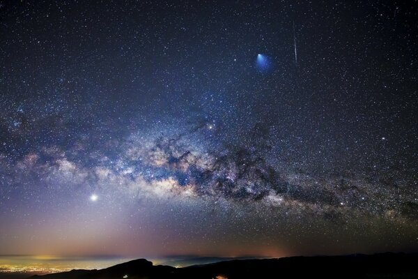 Das Leuchten der Sterne am Himmel in der Nacht