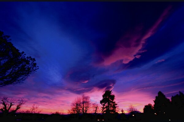 Hermosa puesta de sol en el cielo por la noche