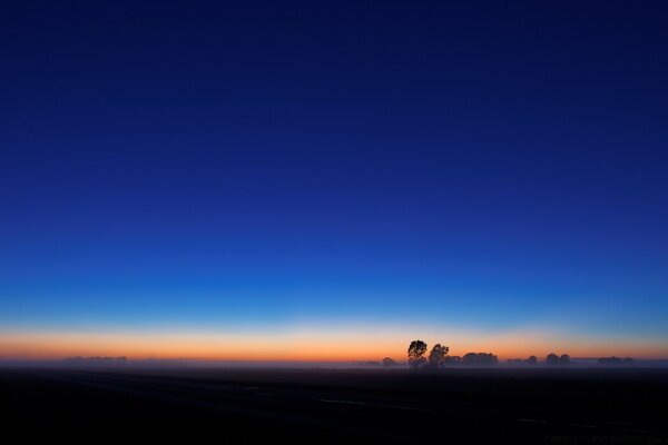 Crepúsculo. Atardecer. Aparecen las primeras estrellas en el cielo