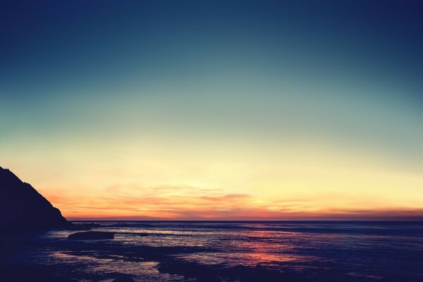 Himmel bei Sonnenuntergang auf Wasserhintergrund