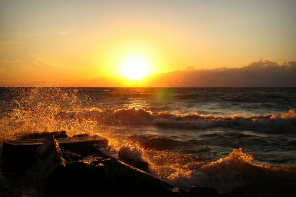 Onde del mare alla vigilia del tramonto