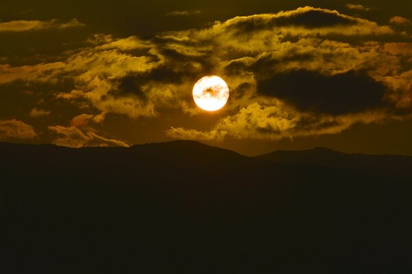 Hermosa puesta de sol en las montañas