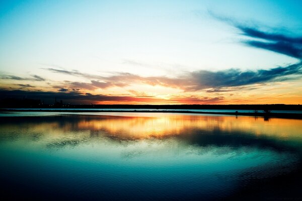 Puesta de sol sobre un hermoso lago