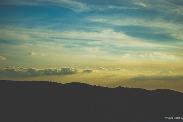 Coucher de soleil sur les montagnes. Silence