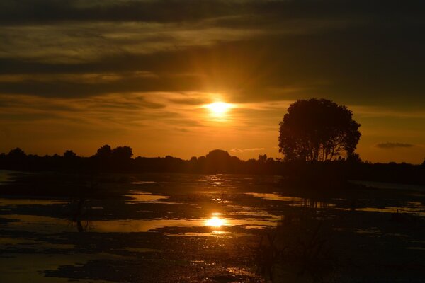 Reflexo do pôr do sol na água