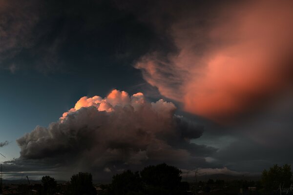 Nubes rojas escarlatas del atardecer