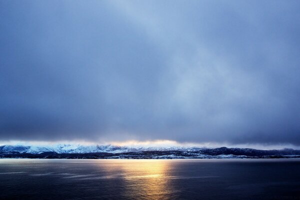 Sonne, Wasser und Himmel bei Sonnenuntergang