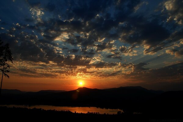 Cielo al atardecer en el anochecer