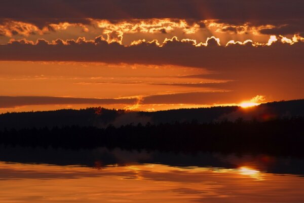 Beau coucher de soleil sur le lac