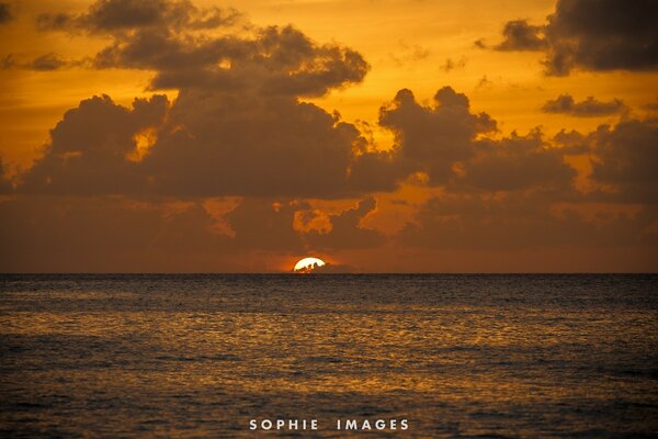 Puesta de sol del mar, calma sombría