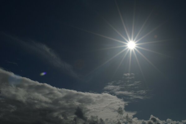 Soleil brillant sur le ciel bleu