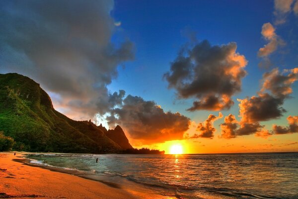 Hermosa puesta de sol en los mares