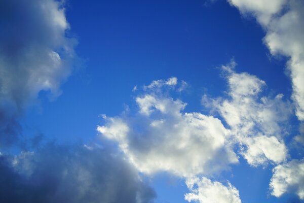 Friedlicher Himmel. Blauer Himmel mit Wolken