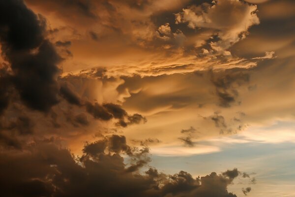 Imagem incomum de um céu colorido