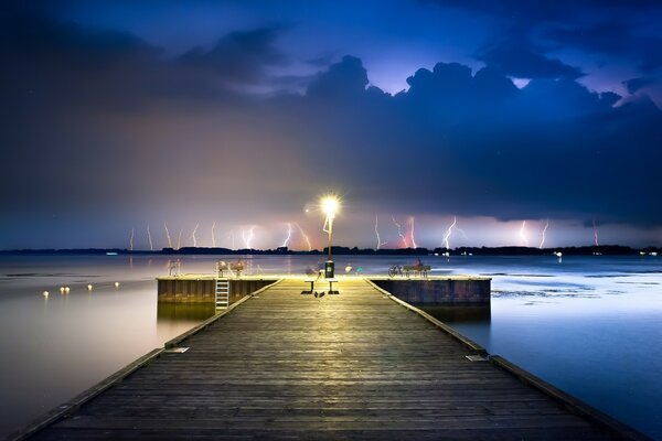 Himmel Blitz Meer Wasser Ozean Pier Laternen