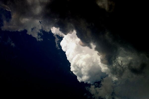 Nube blanca brillante en nubes oscuras