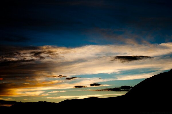 Bellissimo cielo nuvoloso al tramonto