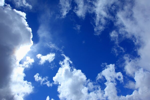 Belas nuvens no céu em bom tempo