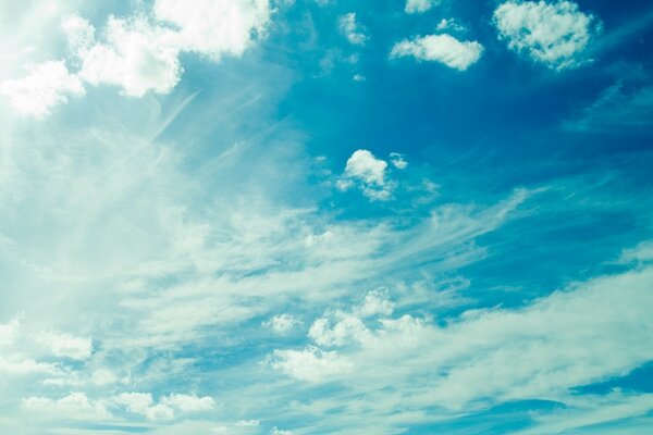 Cielo ligeramente nublado por las nubes