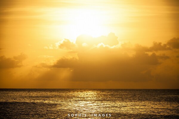 Calme sur la mer au soleil