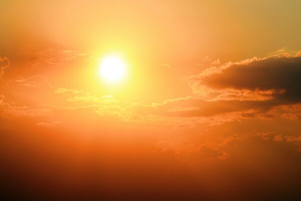 Soleil brillant sur un ciel coloré