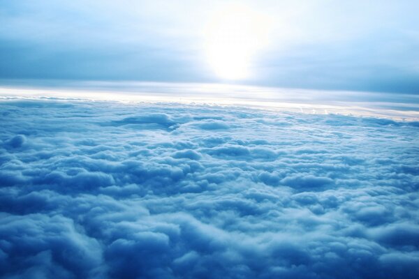 Nuvens cirrus no céu em bom tempo