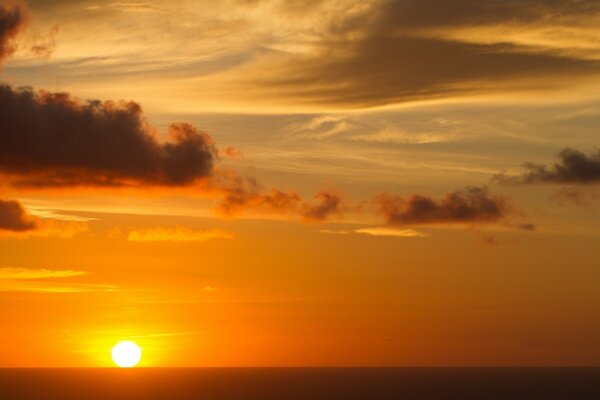 Hermoso cielo al atardecer